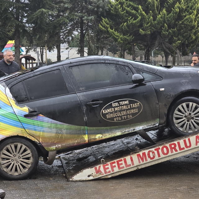 Samsun'da su kanalına düşen sürücü kursu eğitim aracındaki 2 kişi yaralandı