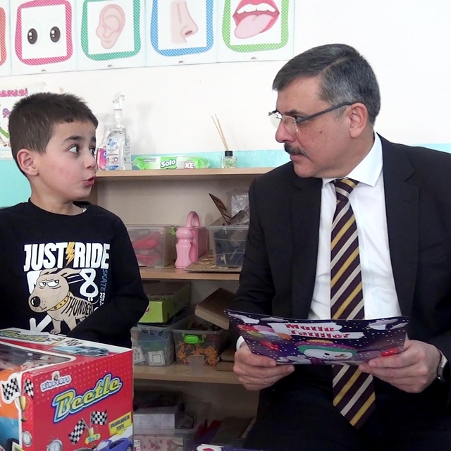 Vali Çiftçi'nin karne hediyesini gören öğrenci: Büyük araba almış