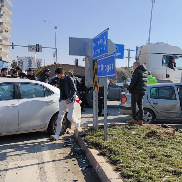 Siirt'te iki otomobilin çarpışması sonucu 4 kişi yaralandı