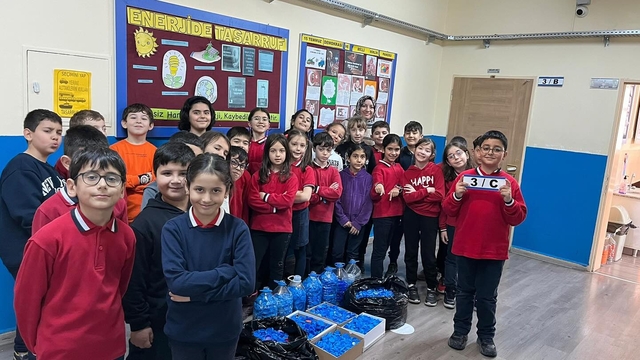 İlkokul öğrencileri tekerlekli sandalye için 100 kilogram plastik kapak topladı