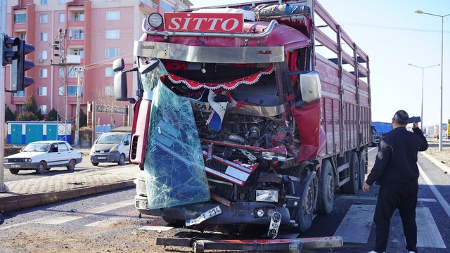 Diyarbakır'da zincirleme kaza; 2'si çocuk 3 yaralı