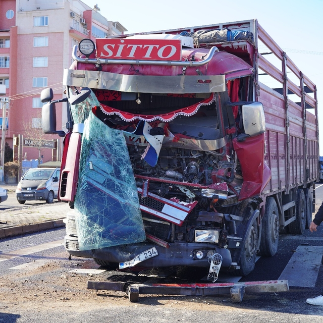 Diyarbakır'da zincirleme kaza; 2'si çocuk 3 yaralı