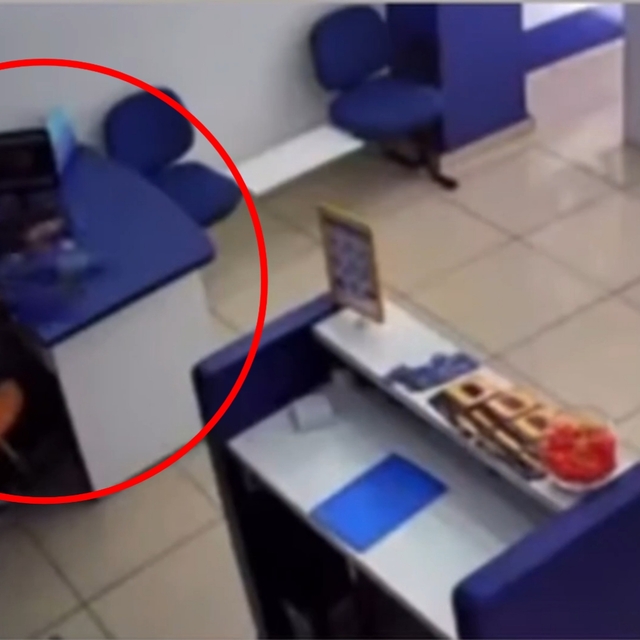 Bataryası elinde patlayan telefonu, dükkandan tekmeleyerek çıkardı; o anlar...