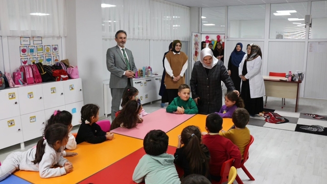 Akbulut, Yozgat'ta 4-6 yaş Kur'an kurslarını ziyaret etti