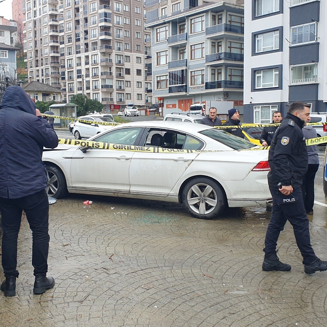 Silahla yaralandı, hastane yolunda kaza yaptı