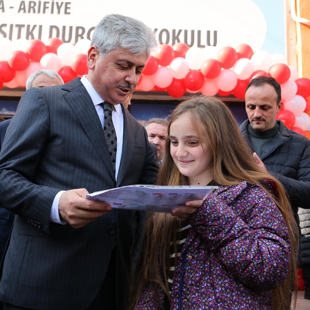 Vali Doğan, öğrencilere karnelerini dağıttı