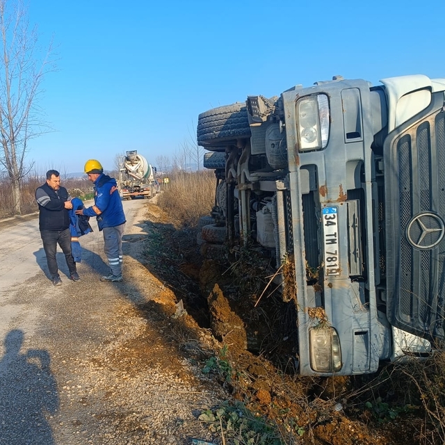 Devrilen beton mikserinin sürücüsü yaralandı