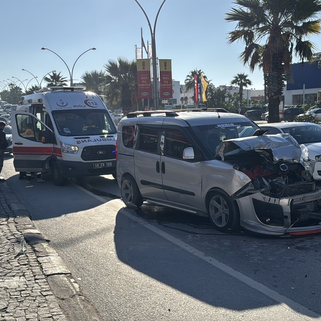 Bodrum'da hafif ticari araçla kamyonetin çarpışması sonucu 1 kişi yaralandı