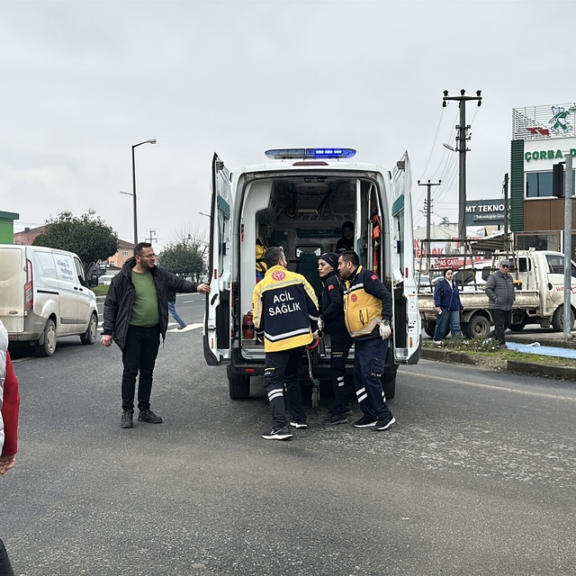 Düzce'de hafif ticari araçla çarpışan elektrikli bisikletin sürücüsü yarala...