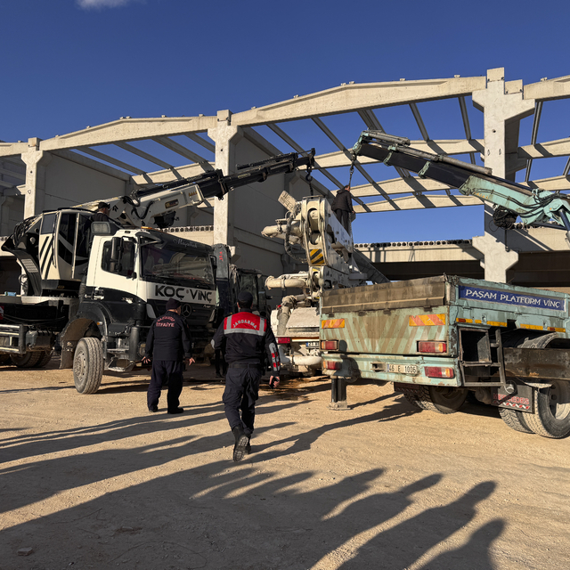 Gaziantep'te beton bloğun altında kalan sürücü hayatını kaybetti