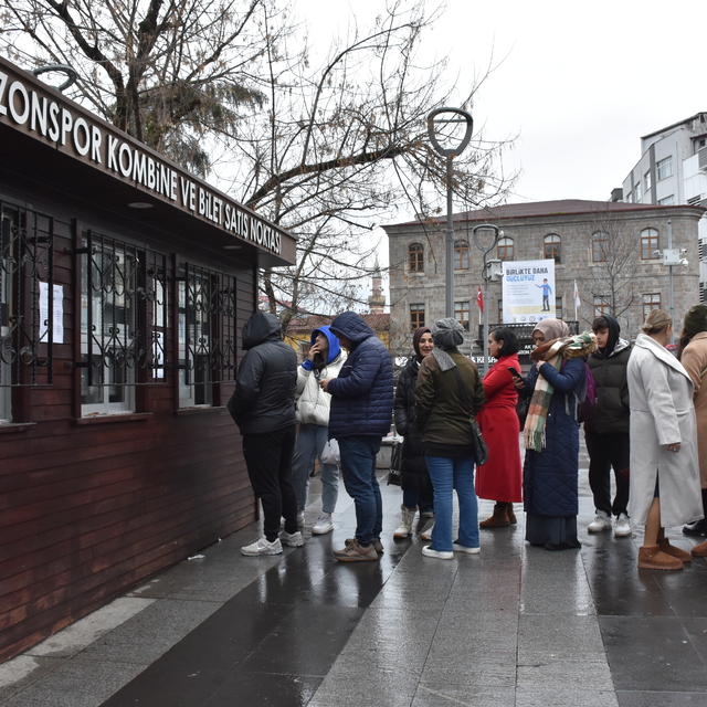 Trabzonsporlu kadın taraftarlar, 20 liralık maç bileti satışından memnun