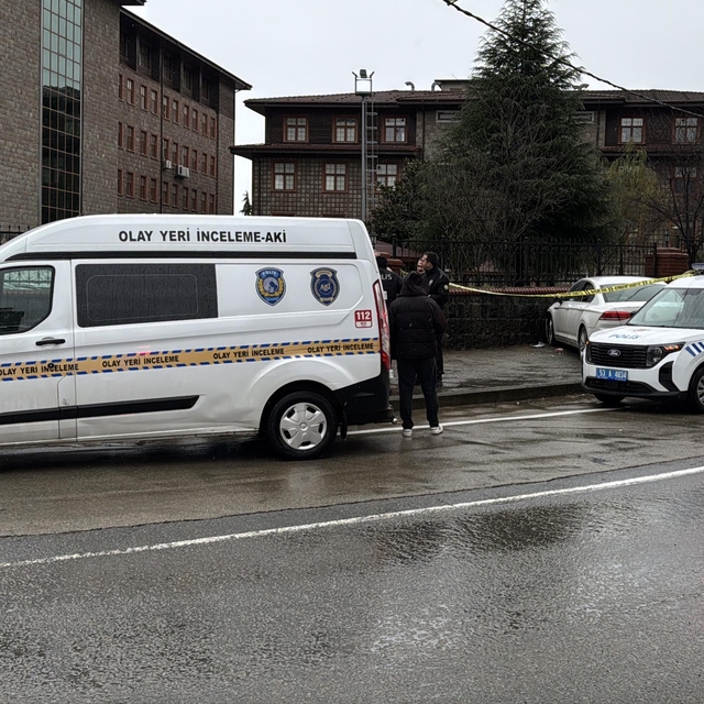 Rize'de hastane duvarına çarpan otomobilin sürücüsünün silahla yaralandığı...