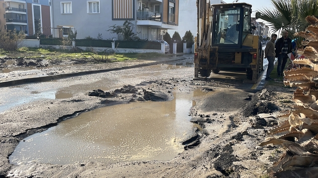 Aydın'da patlayan su borusu trafiği aksattı