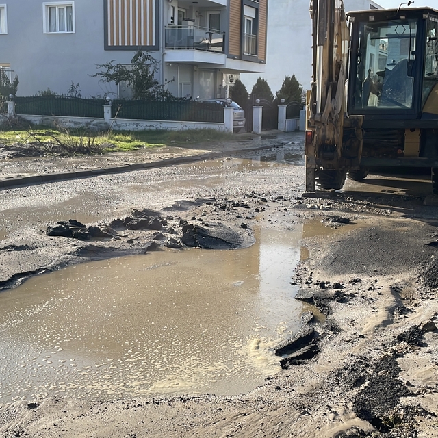 Aydın'da patlayan su borusu trafiği aksattı