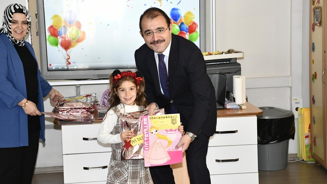 Adana, Mersin ve Osmaniye'nin ilçelerinde öğrenciler karnelerini aldı