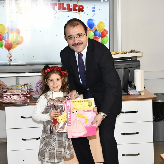 Adana, Mersin ve Osmaniye'nin ilçelerinde öğrenciler karnelerini aldı