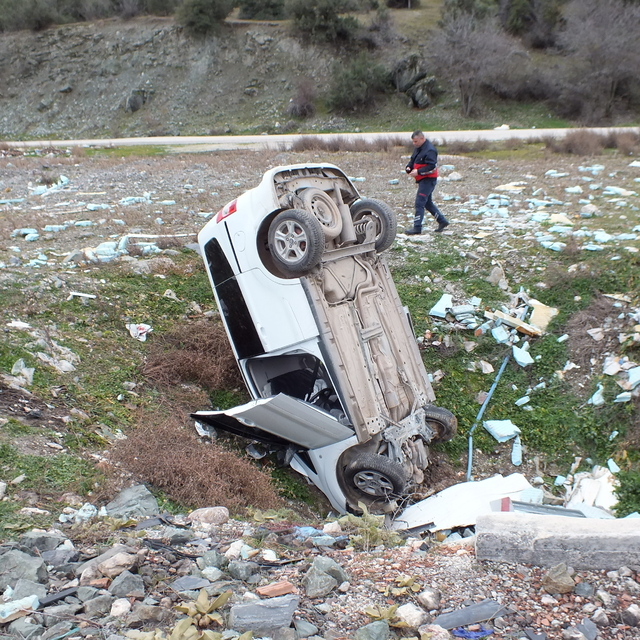 Turhal'da devrilen hafif ticari aracın sürücüsü yaralandı