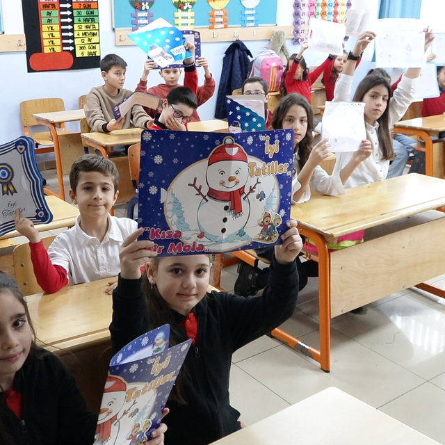 Aynı okulda eğitim gören 10'u da ikiz 20 öğrenci karnelerini aldı