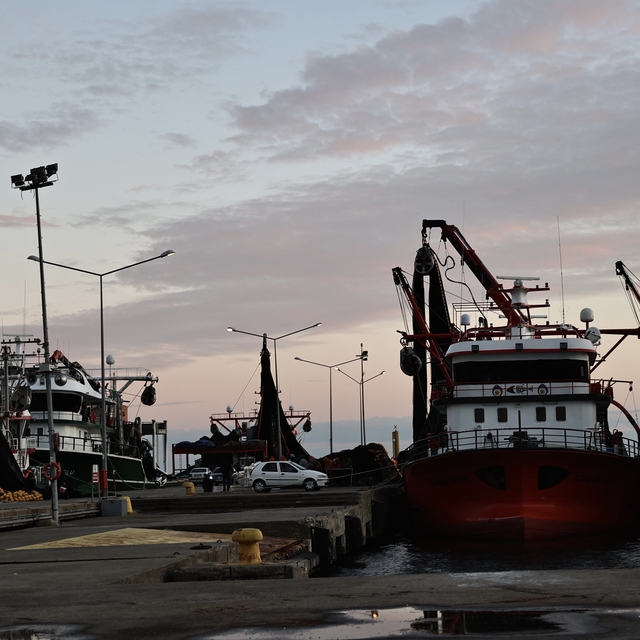Meteorolojinin fırtına uyarısı sonrası balıkçılar Sinop Limanı'na sığındı