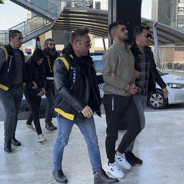 Alanya'da 1 kişinin öldüğü bıçaklı kavgayla ilgili yakalanan 2 kişi tutukla...
