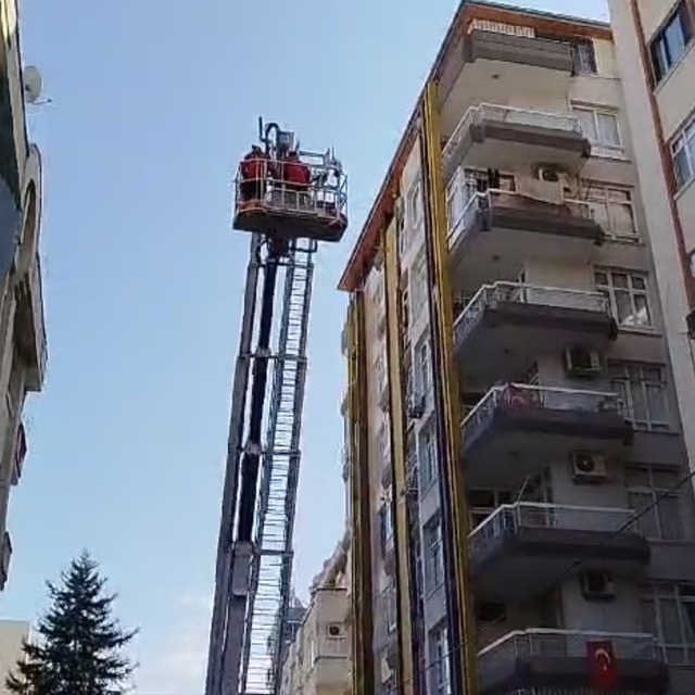 İtfaiye, merdivenli araç eve ulaştı; ölü bulundu