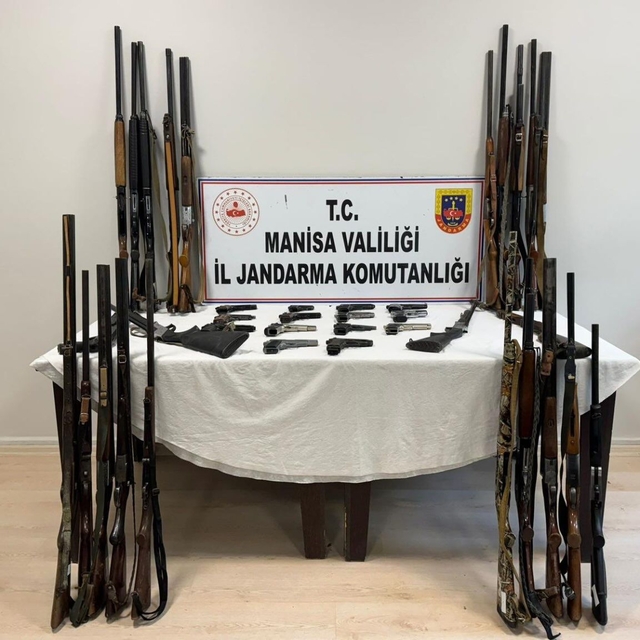 Manisa'da narkotik ve kaçakçılık operasyonunda yakalanan 10 şüpheli tutukla...