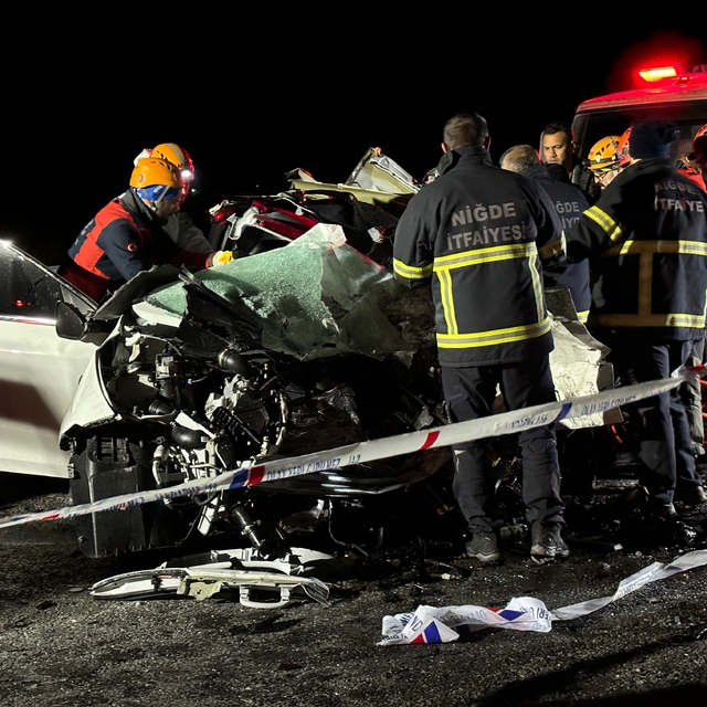 Niğde'de hafif ticari araçla otomobilin çarpıştığı kazada 2 kişi öldü, 1 ki...