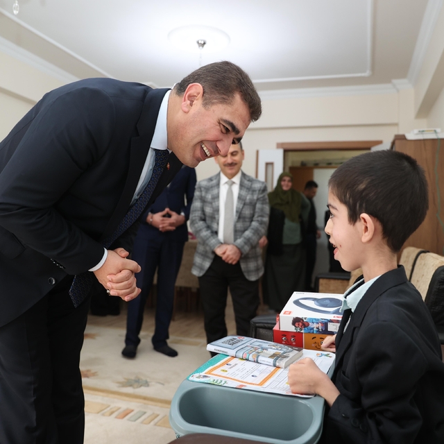 Düzce Valisi Aslan, kas hastası öğrenciyi evinde ziyaret ederek karnesini v...