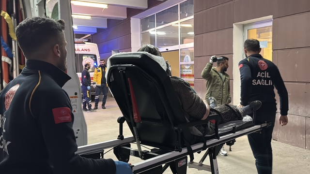 Adıyaman'da tırla çarpışan otomobildeki 4 kişi yaralandı