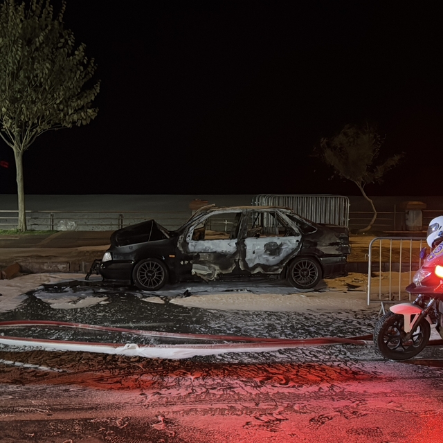 Alanya'da seyir halindeyken alev alan otomobil yandı