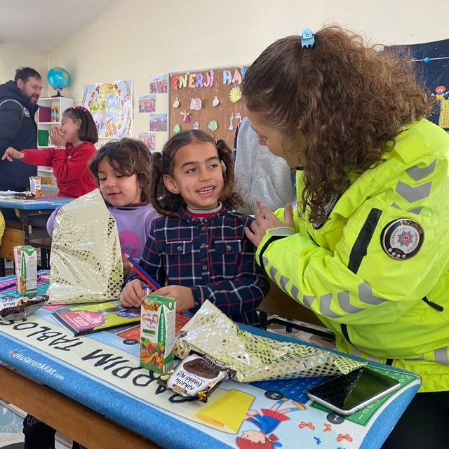 Erzurum'da karne heyecanı yaşayan öğrenciler, polis hediyeleriyle sevindi
