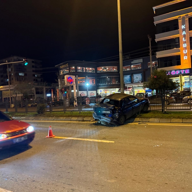 Trabzon'da tırın çarptığı otomobilin sürücüsü yaralandı