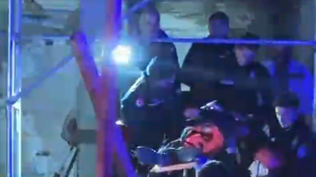 Yakınlarına yardım için gittiği inşatta asansör boşluğuna düşüp yaralandı