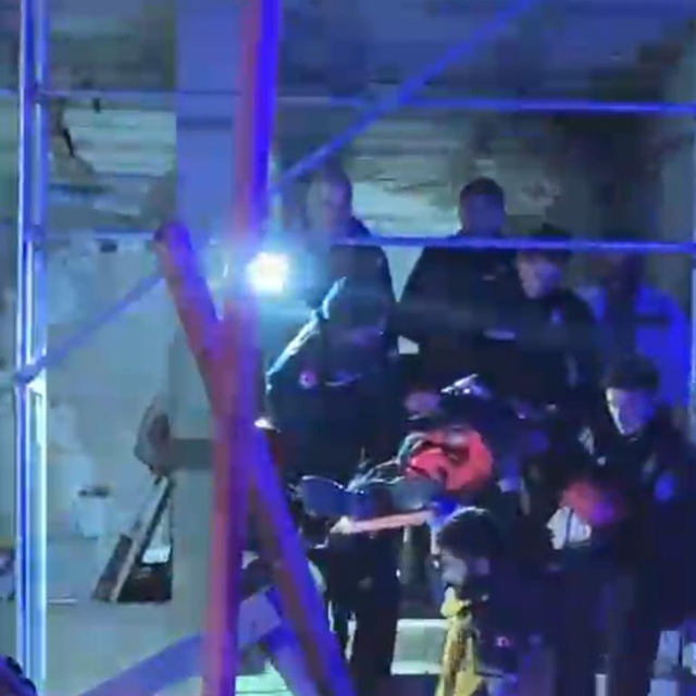 Yakınlarına yardım için gittiği inşatta asansör boşluğuna düşüp yaralandı