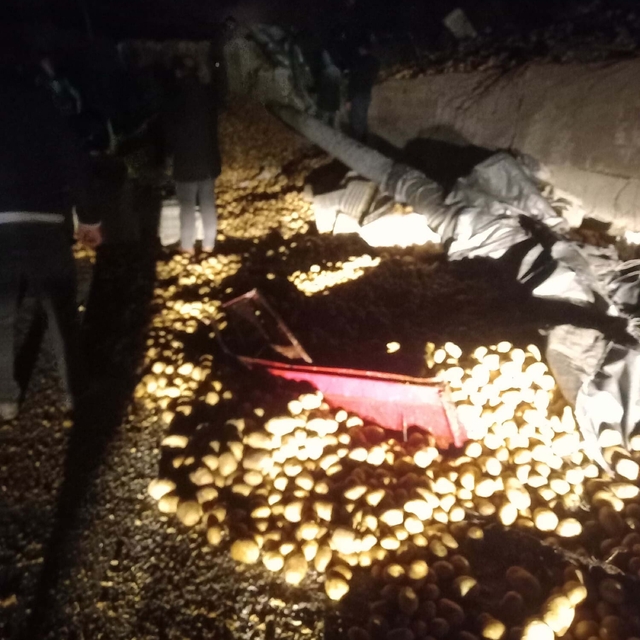 Turgutlu'da duvara çarpan kamyonun dorsesi devrildi; tonlarca patates yola...