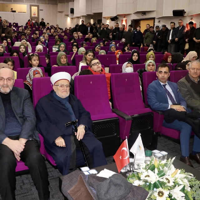 Mescid-i Aksa İmam Hatibi Şeyh İkrime Sabri, Trabzon'da vatandaşlarla bir a...