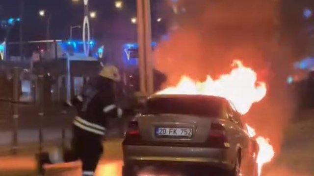 Kocaeli'de seyir halindeki otomobil alev alev yandı