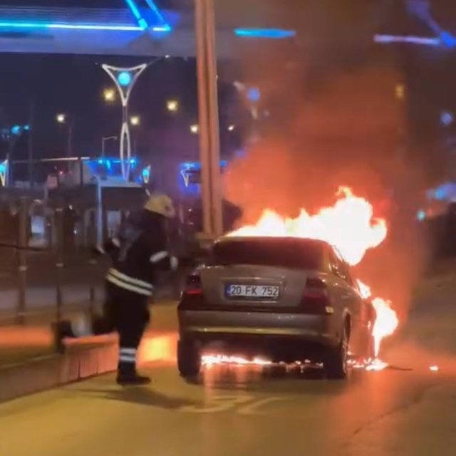 Kocaeli'de seyir halindeki otomobil alev alev yandı