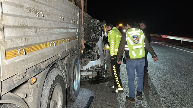 Kamyonet, çarptığı TIR'ın dorsesinde 100 metre sürüklendi; 1 ölü, 1 yaralı
