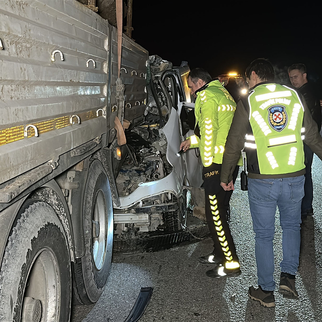 Kamyonet, çarptığı TIR'ın dorsesinde 100 metre sürüklendi; 1 ölü, 1 yaralı