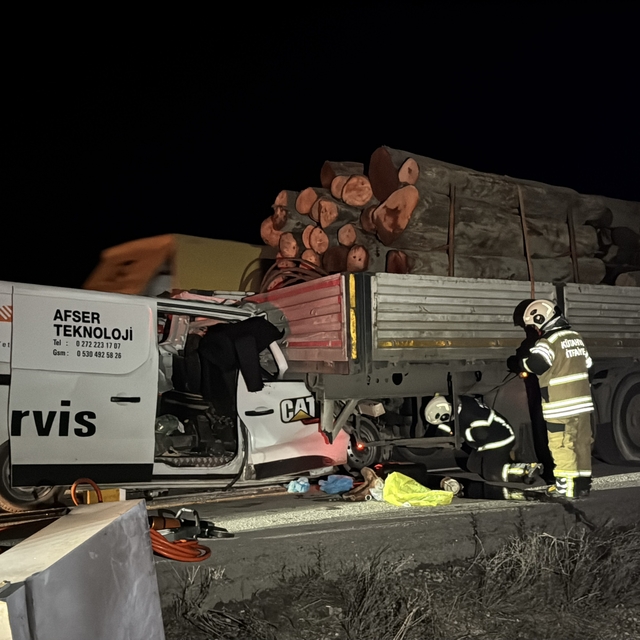 Kütahya'da tıra çarpan kamyonetteki genç öldü