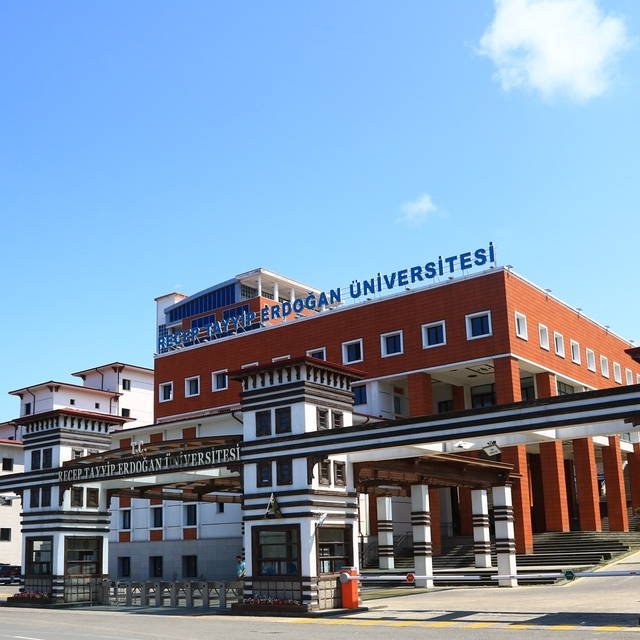 Rize'de dini değerleri aşağıladığı iddia edilen akademisyene uzaklaştırma