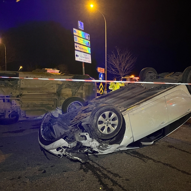 İzmit'te otomobil ile hafif ticari araç çarpıştı: 4 yaralı