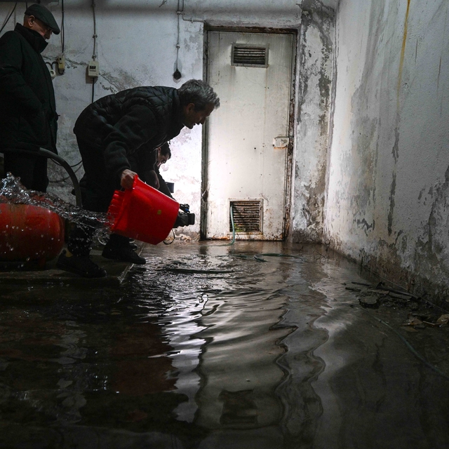 Ankara'da içme suyu hattından sızan su iki apartmanın bodrum katını bastı