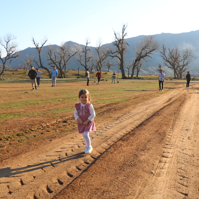 Hakkari'nin bir ilçesinde kış diğerinde bahar havası