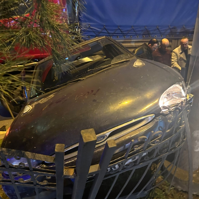 TIR'ın çarptığı otomobil hurdaya döndü; kaza kamerada