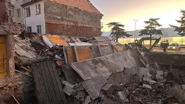 Isparta'nın Eğirdir ilçesinde 3 katlı bina çöktü