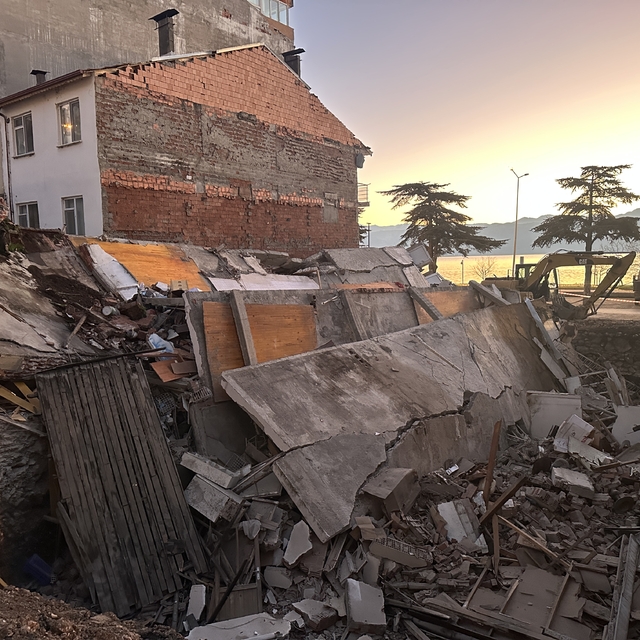 Isparta'nın Eğirdir ilçesinde 3 katlı bina çöktü