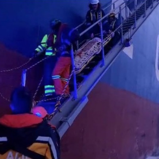 Tekirdağ'da gemide düşerek yaralanan personel sahil güvenlik ekiplerince ta...