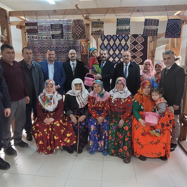 Vezirköprü Kaymakamı Kaya, yöresel el sanatları atölyesini inceledi